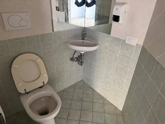 Locale Commerciale in affitto a Magione, Umbria