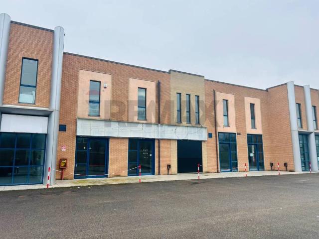 Locale Commerciale in affitto a Magione, Umbria