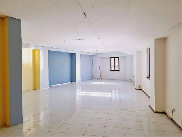 Locale Commerciale in affitto a Magione, Perugia