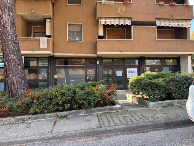 Locale Commerciale in vendita a Magione, Umbria