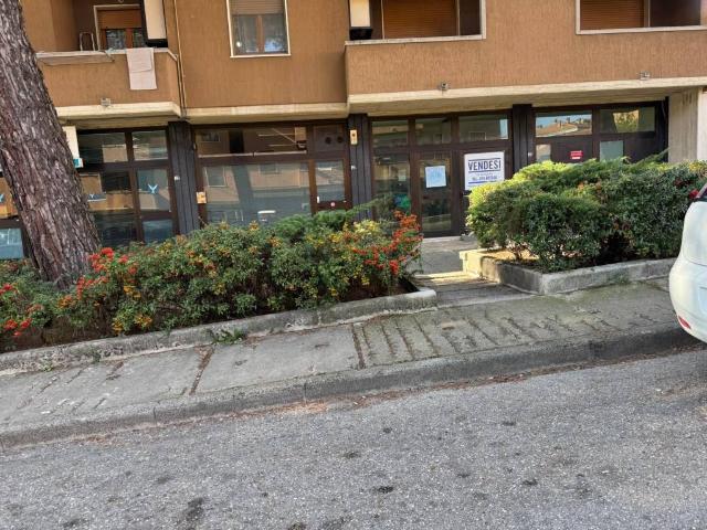 Locale Commerciale in vendita a Magione, Umbria