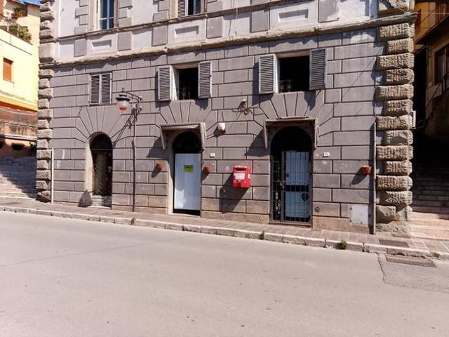 Locale Commerciale in affitto a Magione, Perugia