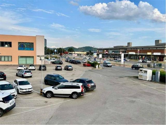 Locale Commerciale in affitto a Magione, Umbria