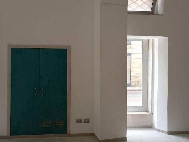 Locale Commerciale in affitto a Puglia, Lecce