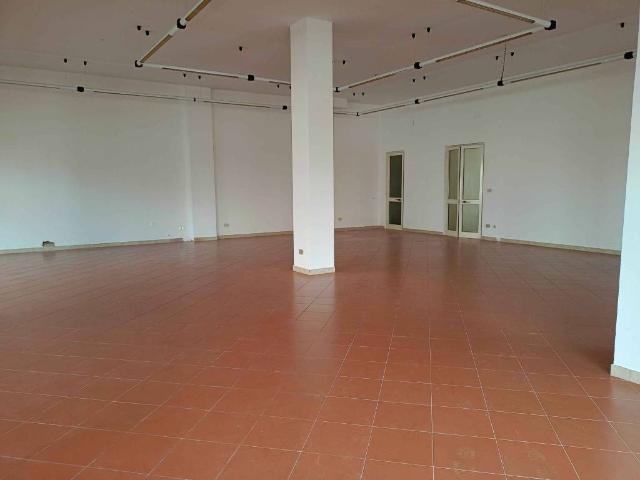Locale Commerciale in affitto a Puglia, Lecce