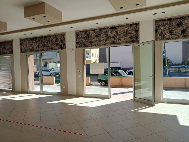Locale Commerciale in affitto a Puglia, Lecce