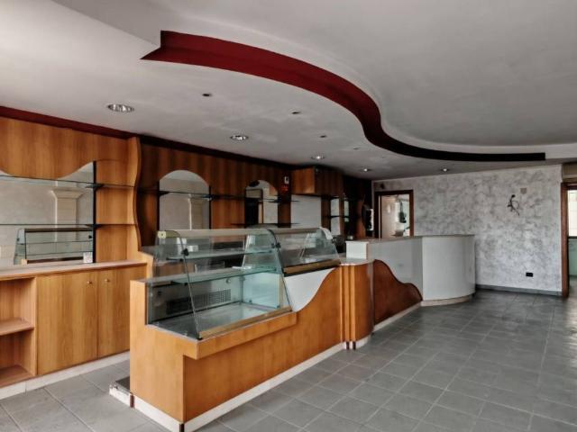 Locale Commerciale in affitto a Puglia, Lecce