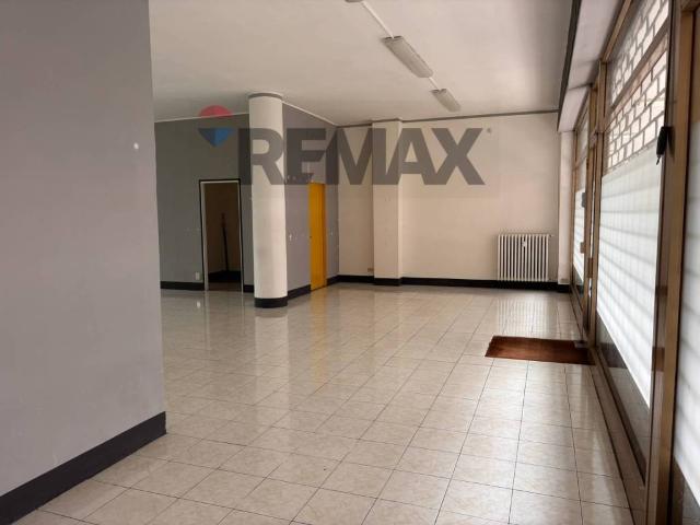 Locale Commerciale in affitto a Magnago, Lombardia