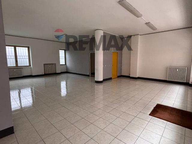 Locale Commerciale in affitto a Magnago, Lombardia