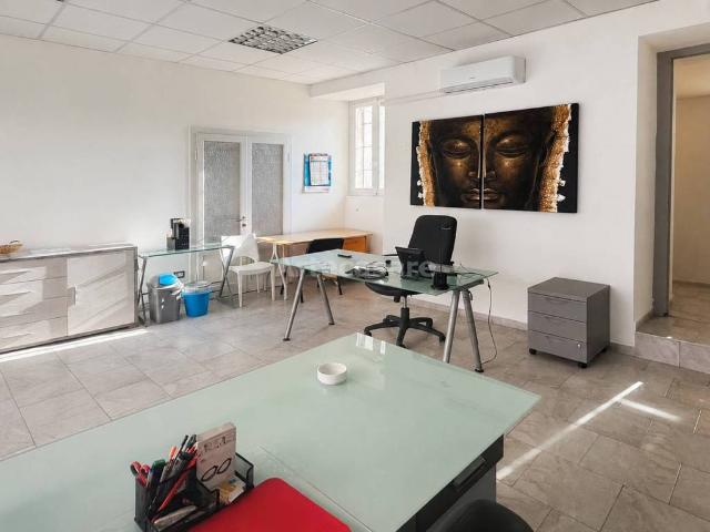 Locale Commerciale in affitto a Bienate, Magnago