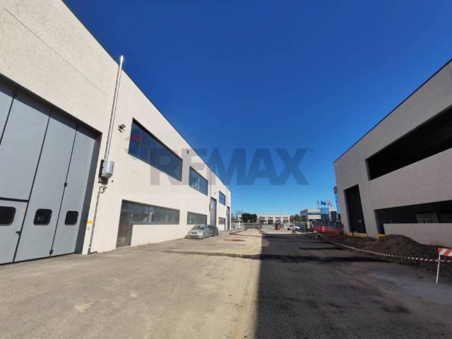 Locale Commerciale in affitto a Magnago, Lombardia