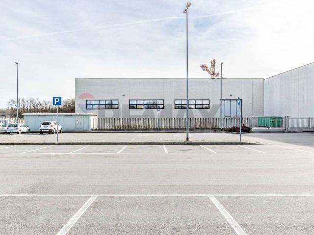 Locale Commerciale in affitto a Magnago, Lombardia