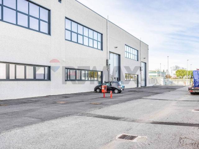 Locale Commerciale in affitto a Magnago, Lombardia