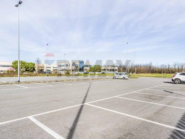 Locale Commerciale in affitto a Magnago, Lombardia