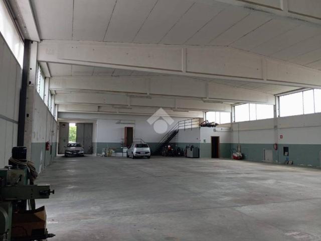 Locale Commerciale in affitto a Magnago, Lombardia