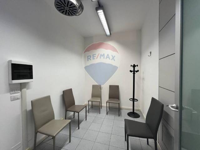 Locale Commerciale in affitto a Marche, Ancona