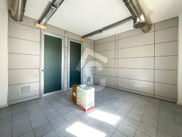 Locale Commerciale in affitto a Marche, Ancona
