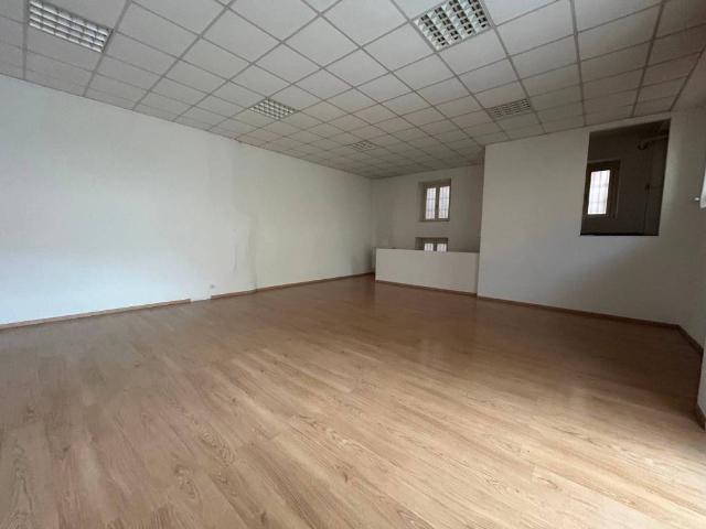 Locale Commerciale in affitto a Gurone, Malnate