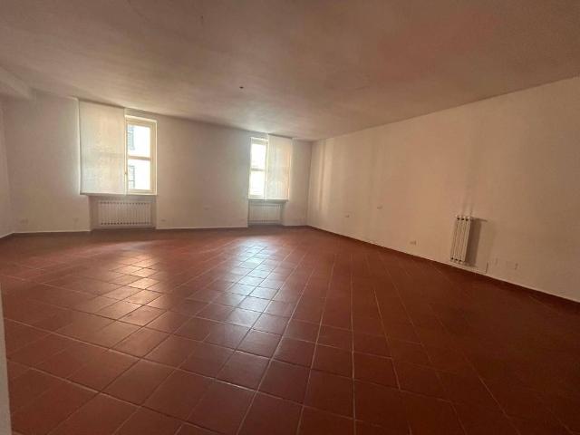 Locale Commerciale in affitto a Gurone, Malnate