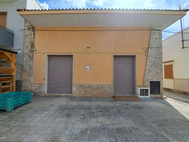 Locale Commerciale in affitto a Puglia, Taranto