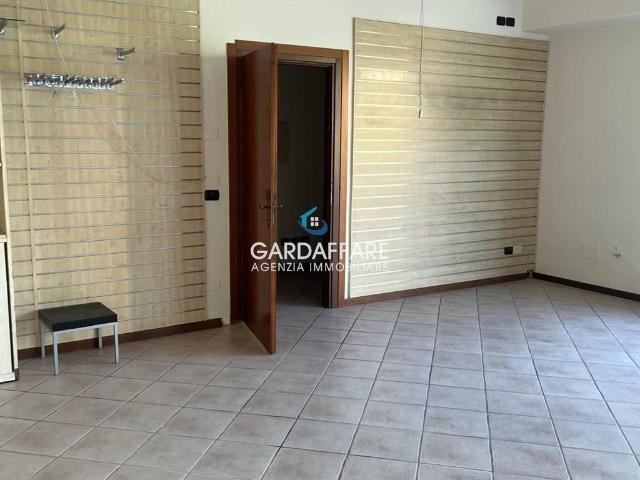 Locale Commerciale in affitto a Crociale, Manerba Del Garda