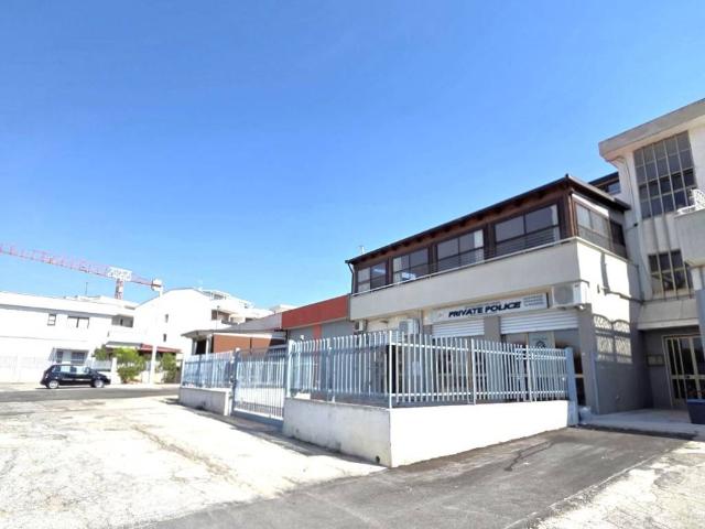 Locale Commerciale in affitto a Puglia, Foggia