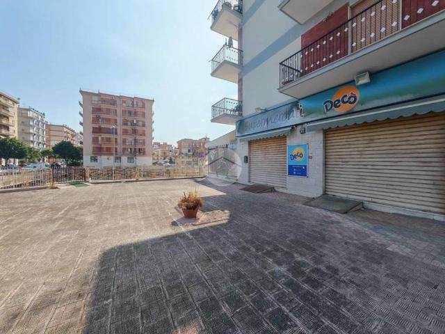 Locale Commerciale in affitto a Siponto, Puglia