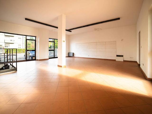 Locale Commerciale in affitto a Angeli, San Giorgio Di Mantova