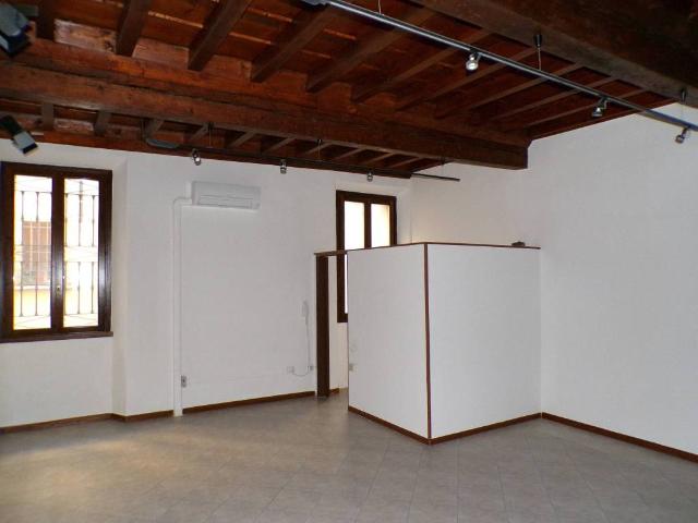 Locale Commerciale in affitto a Valletta Paiolo, San Giorgio Di Mantova