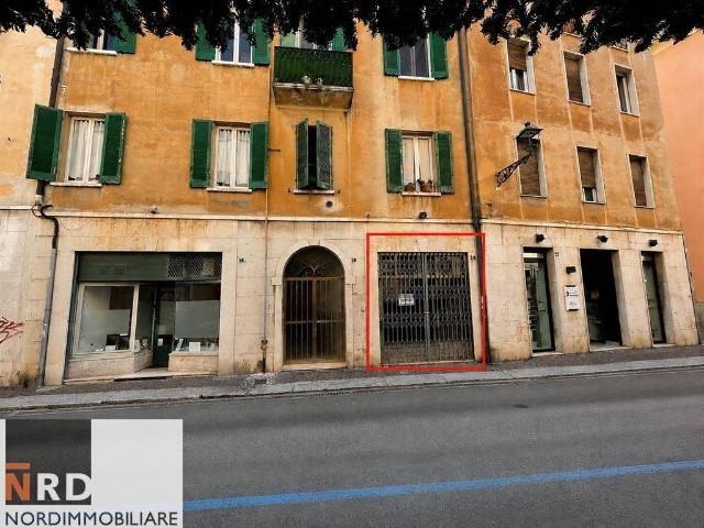 Locale Commerciale in affitto a Fiera-Catena, San Giorgio Di Mantova