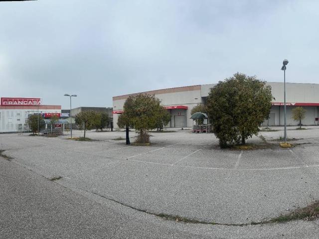 Locale Commerciale in affitto a San Giorgio Di Mantova, Lombardia