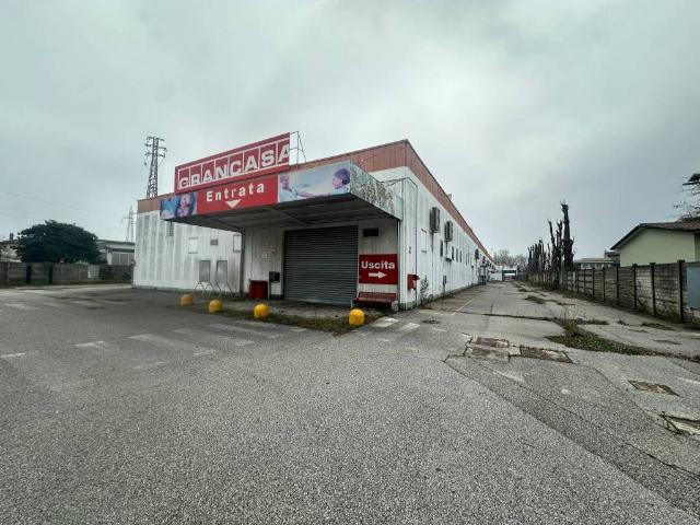 Locale Commerciale in affitto a San Giorgio Di Mantova, Lombardia