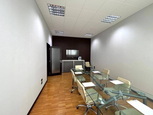 Locale Commerciale in affitto a Belfiore, San Giorgio Di Mantova
