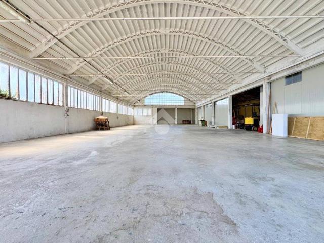 Locale Commerciale in affitto a Manzano, Friuli-Venezia Giulia