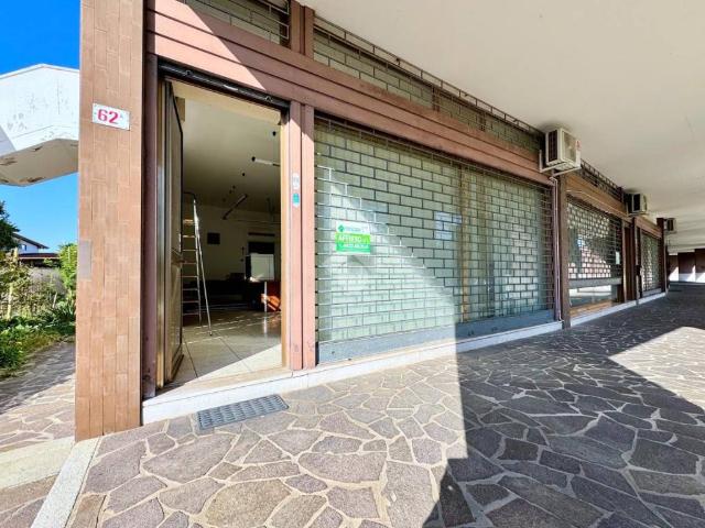 Locale Commerciale in affitto a Manzano, Friuli-Venezia Giulia