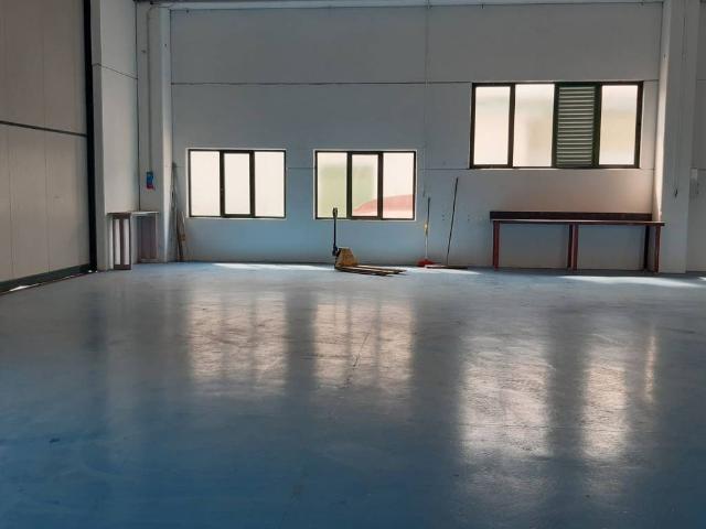 Locale Commerciale in affitto a Manzano, Friuli-Venezia Giulia