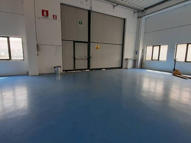 Locale Commerciale in affitto a Manzano, Friuli-Venezia Giulia