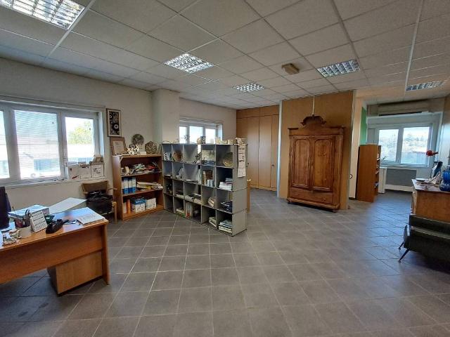 Locale Commerciale in affitto a Unione dei comuni del Distretto Ceramico, Maranello