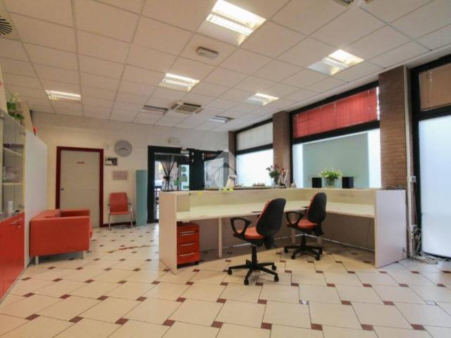 Locale Commerciale in affitto a Unione dei comuni del Distretto Ceramico, Maranello