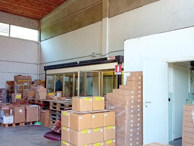 Locale Commerciale in affitto a Unione dei comuni del Distretto Ceramico, Maranello
