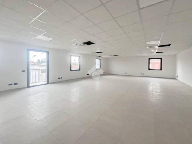 Locale Commerciale in affitto a Unione dei comuni del Distretto Ceramico, Maranello