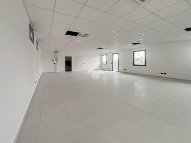Locale Commerciale in affitto a Unione dei comuni del Distretto Ceramico, Maranello