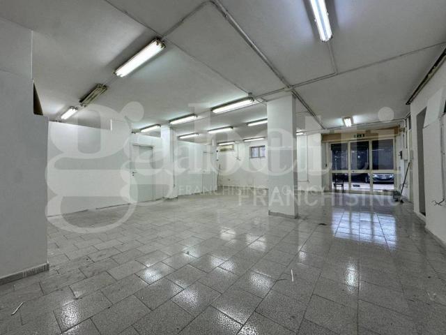 Locale Commerciale in affitto a Marano Di Napoli, Campania