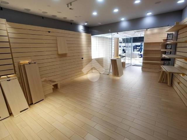 Locale Commerciale in affitto a Marano Di Napoli, Campania