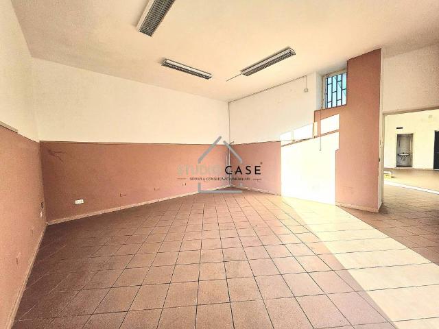 Locale Commerciale in affitto a Quarto, Campania