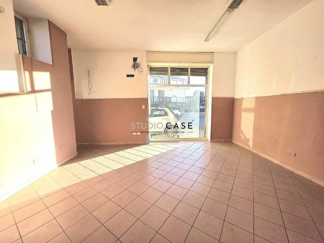 Locale Commerciale in affitto a Quarto, Campania