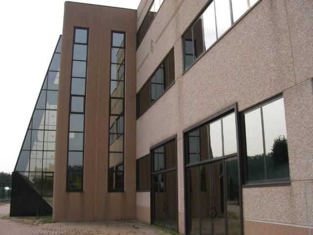 Locale Commerciale in affitto a Piemonte, Novara