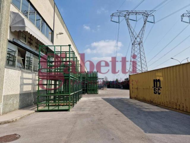 Locale Commerciale in affitto a Marcianise, Campania