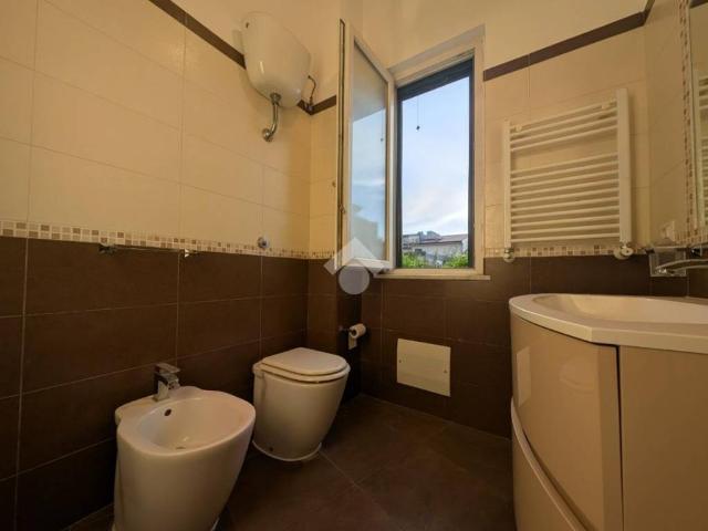 Locale Commerciale in affitto a Marcianise, Campania