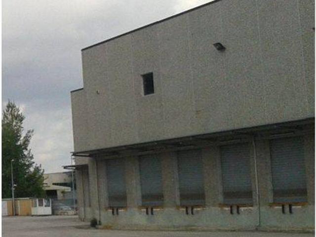Locale Commerciale in affitto a Marcianise, Campania
